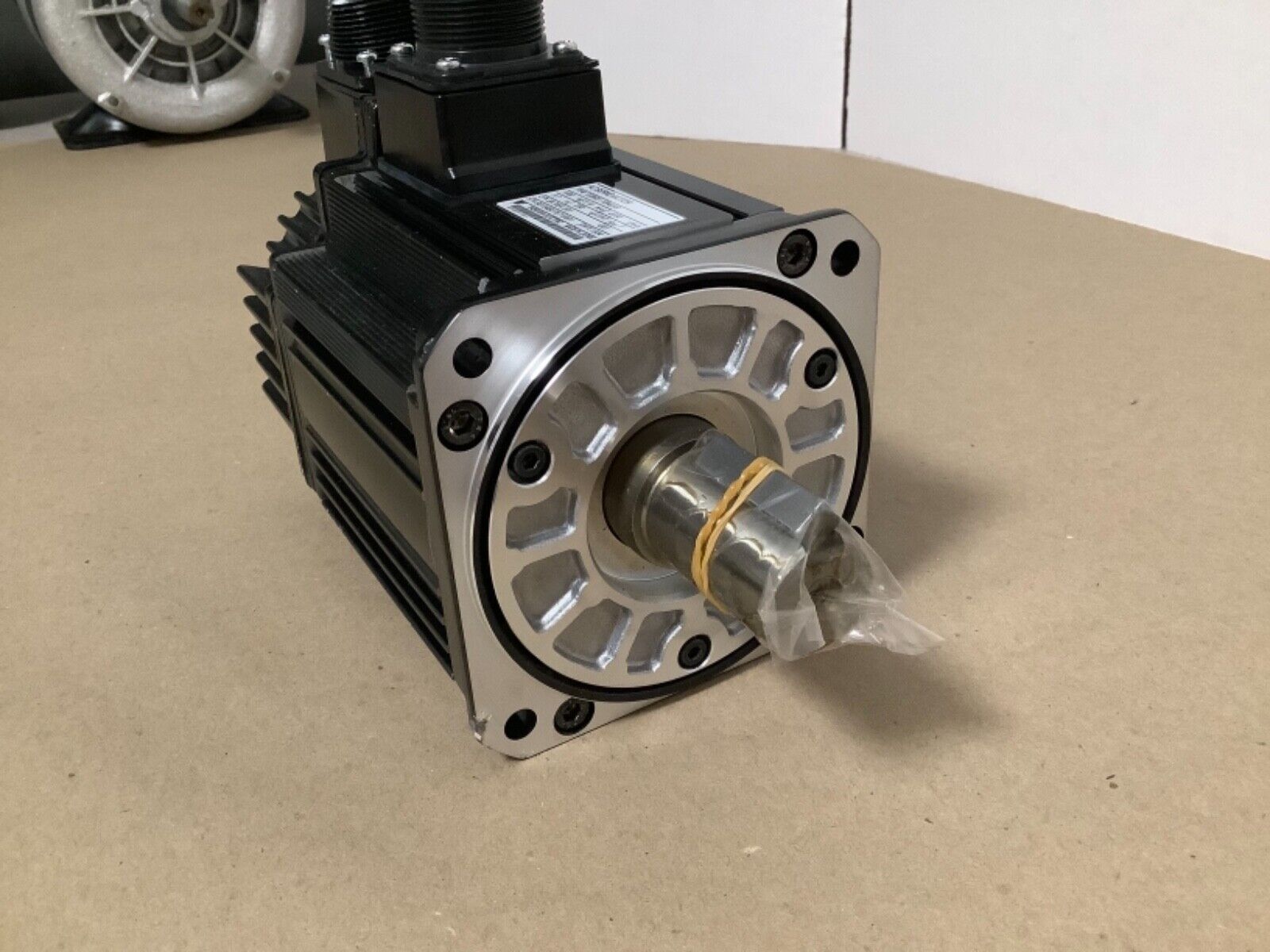 New YASKAWA SGMS-10A6AB SERVO MOTOR AC 5.7 AMP 1 KW 3000 RPM
