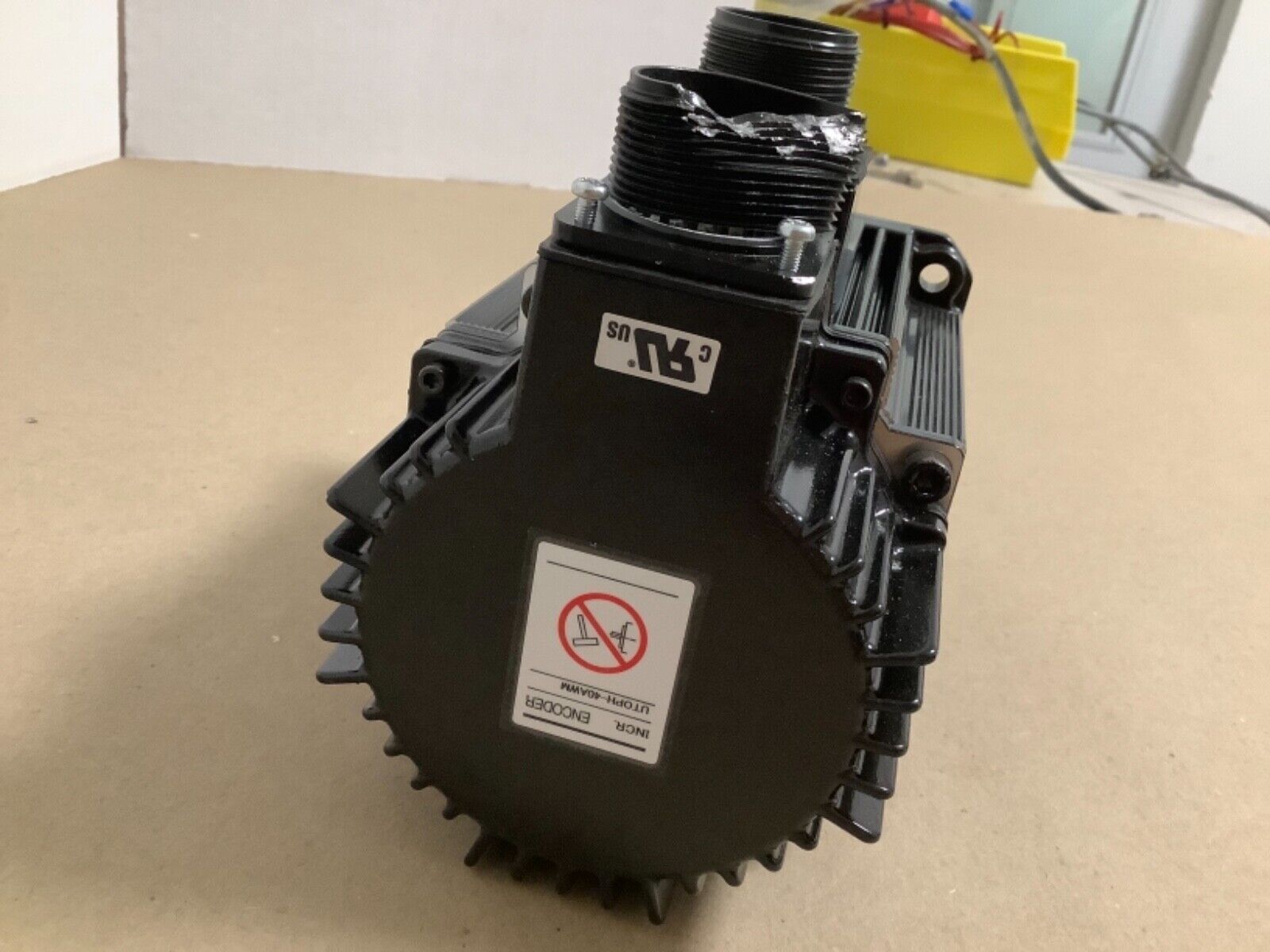 New YASKAWA SGMS-10A6AB SERVO MOTOR AC 5.7 AMP 1 KW 3000 RPM