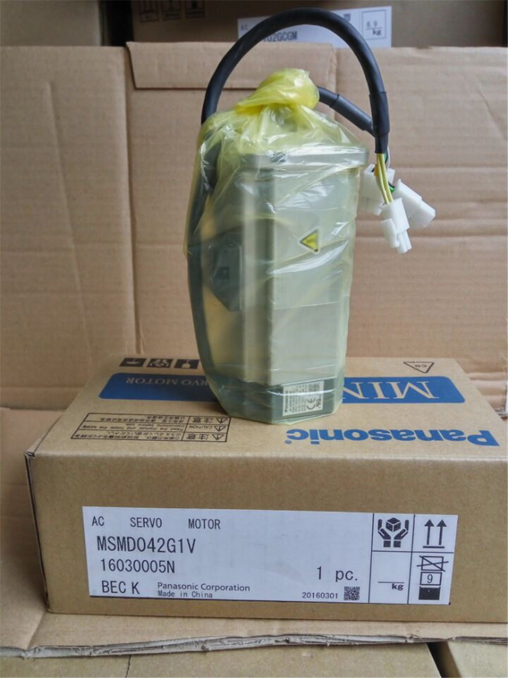 Original New PANASONIC AC servo motor MSMD042G1V in box