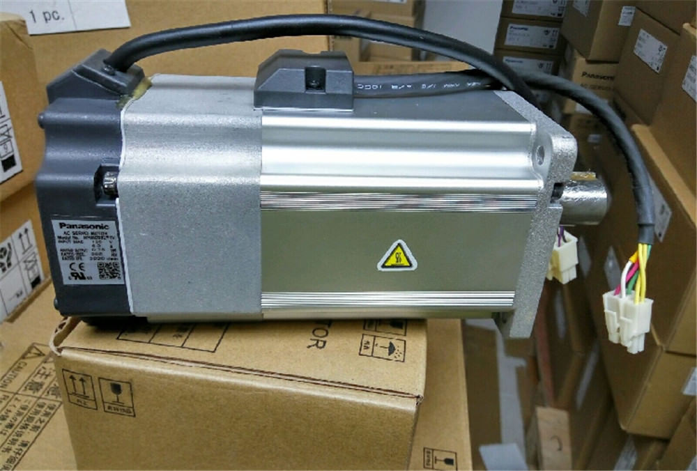 BRAND NEW PANASONIC servo motor MHMD082P1V In Box