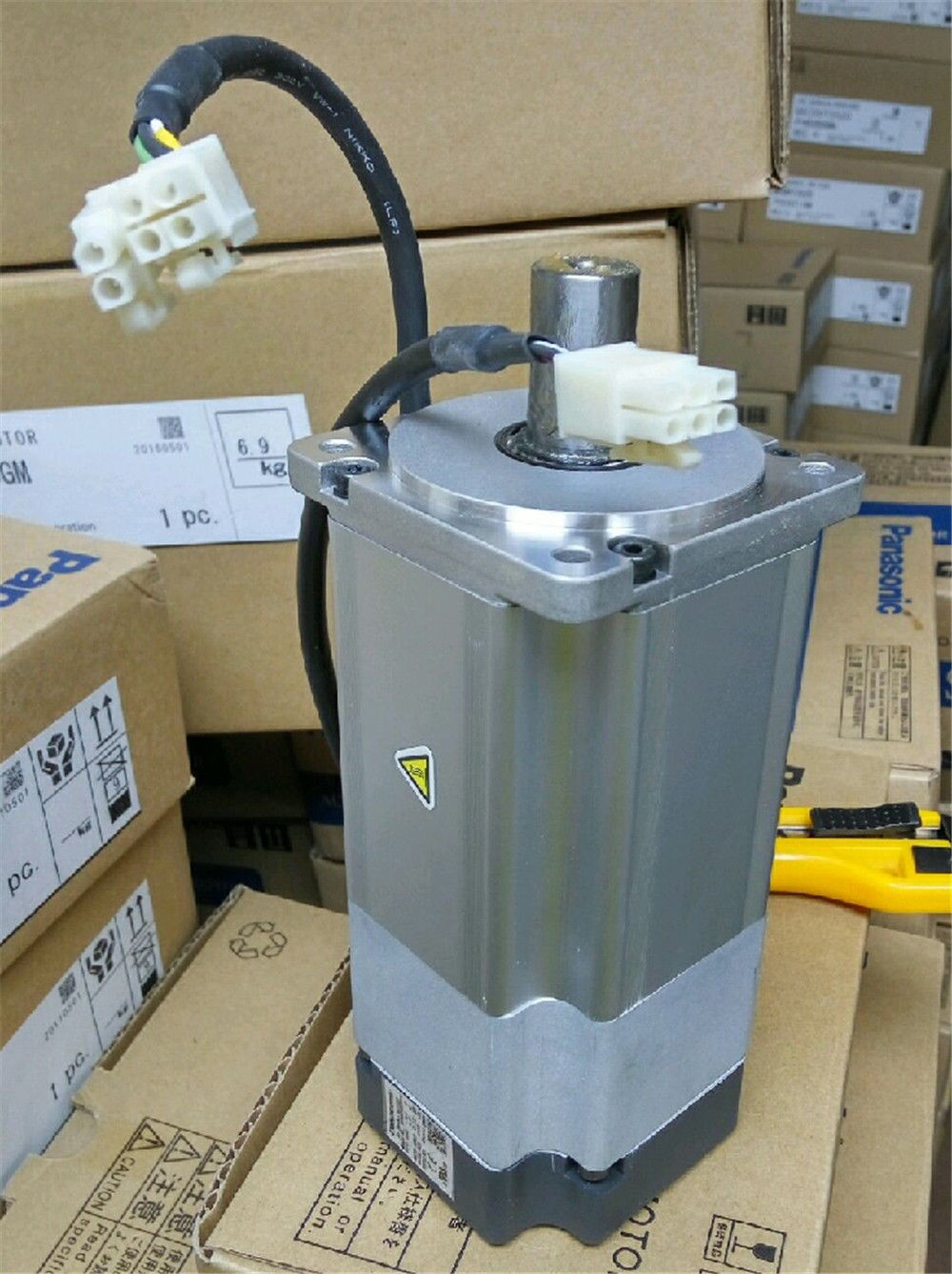 BRAND NEW PANASONIC servo motor MHMD082P1V In Box