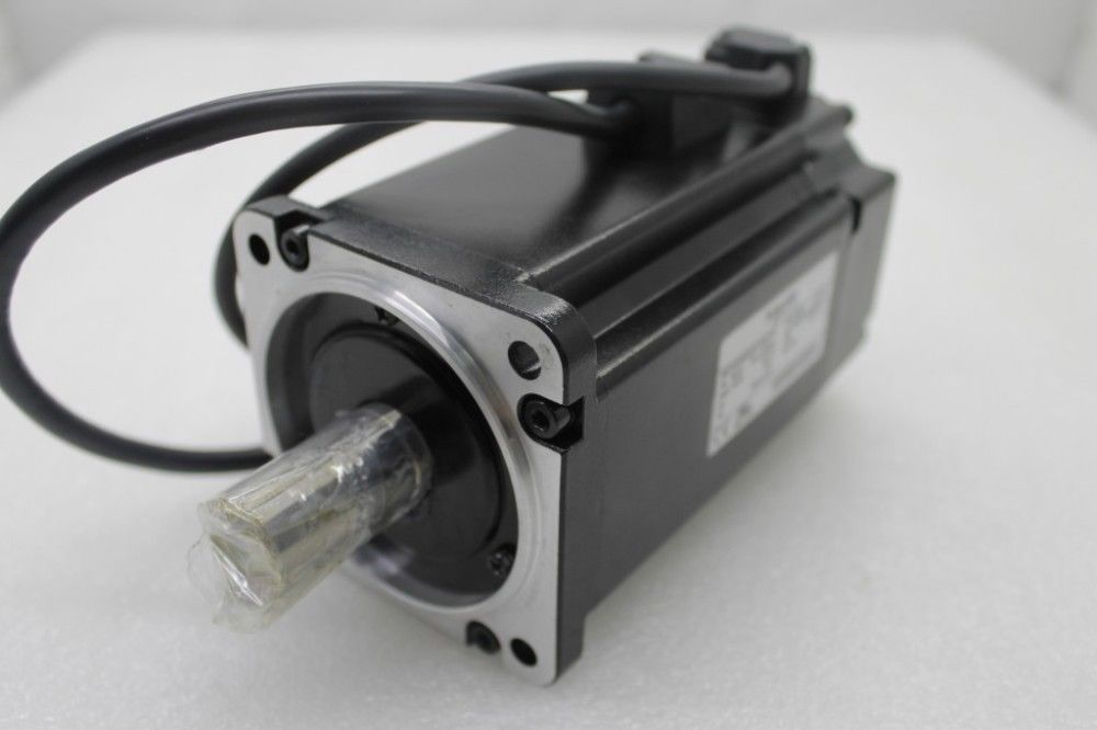 NEW&ORIGINAL Schneider SERVO MOTOR BCH0802O12A1C in box